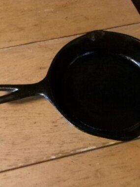 Vintage Cast Iron Number 3 fry pan with heat ring VGUC